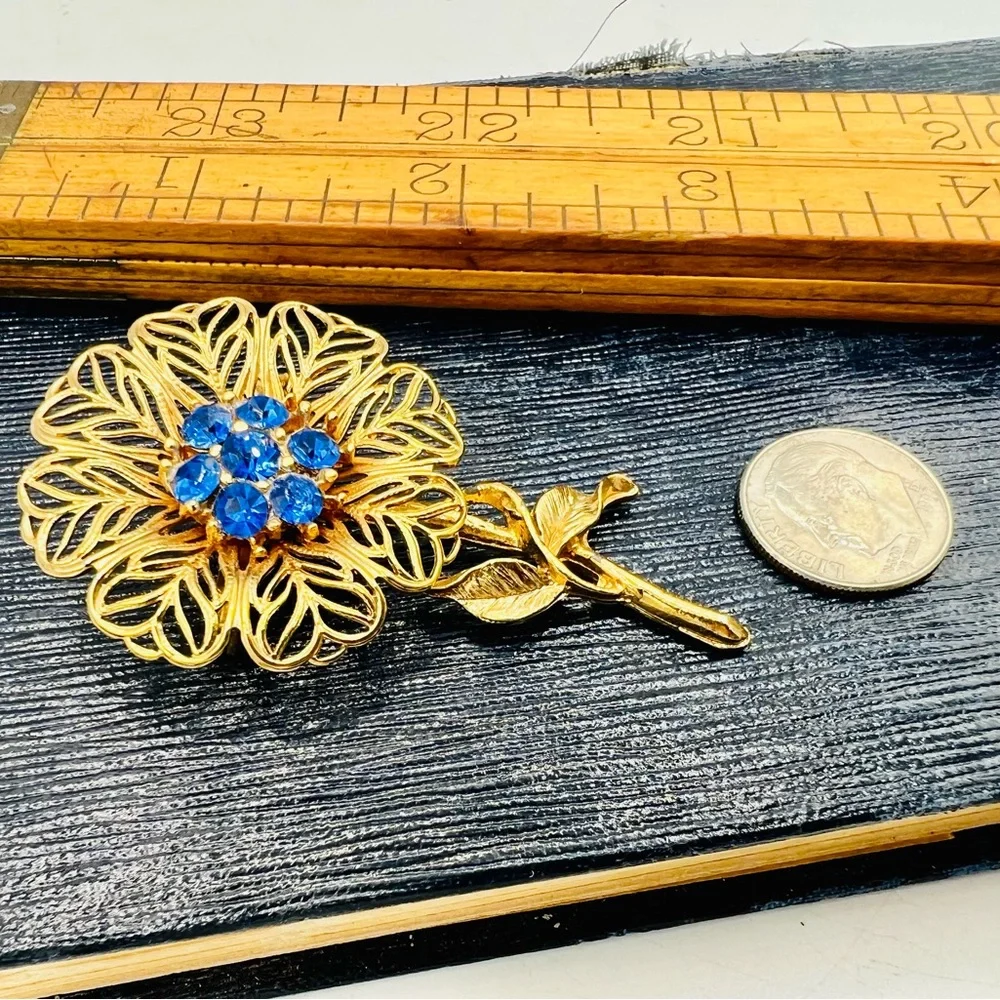 Vintage gold tone filigree flower brooch pin bright blue rhinestones